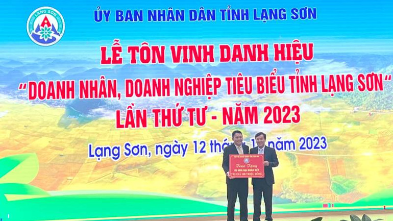Đại diện lãnh đạo Ủy ban Mặt trận tổ quốc tỉnh tiếp nhận kinh phí do các doanh nghiệp, doanh nhân tặng xây dựng Nhà đại đoàn kết.