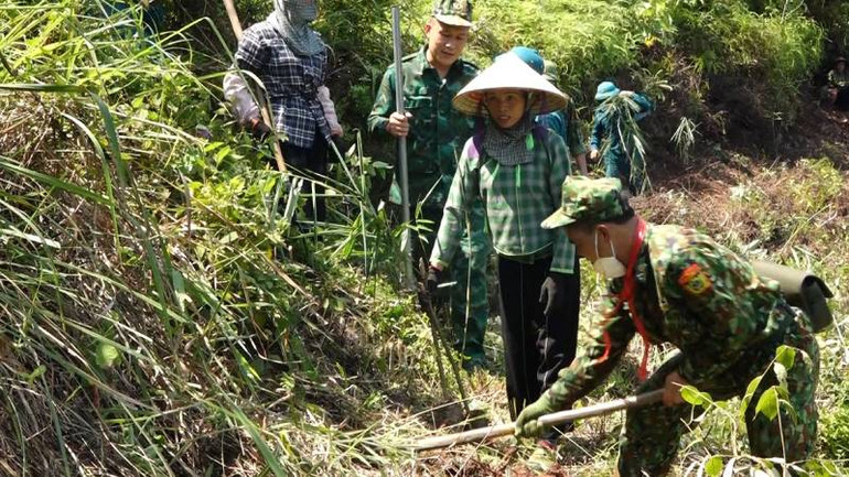 Cán bộ, chiến sĩ Đồn biên phòng Ba Sơn, Cao Lộc (Lạng Sơn) hướng dẫn người bà con trồng cây tre dọc biên giới.
