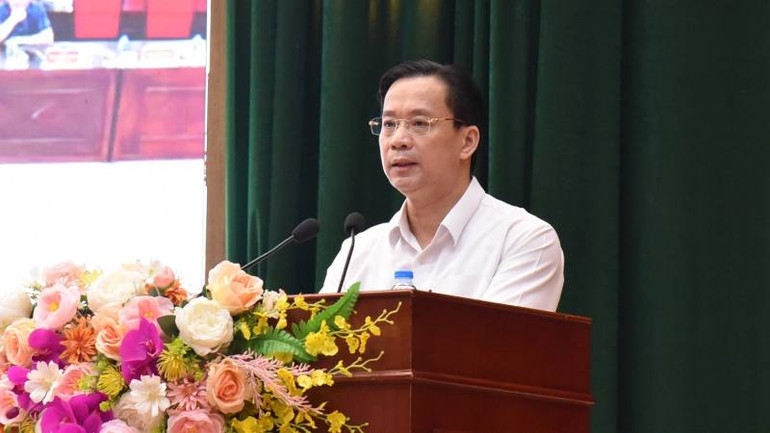 Đồng chí Hoàng Văn Nghiệm, Phó Bí thư Tỉnh ủy, Trưởng Đoàn đại biểu Quốc hội tỉnh Lạng Sơn phát biểu khai mạc hội nghị.