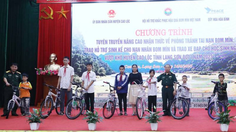 Hội hỗ trợ khắc phục hậu quả bom mìn Việt Nam tặng xe đạp cho các em học sinh nghèo vượt khó ở huyện Cao Lộc (Lạng Sơn).