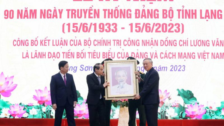 Đồng chí Nguyễn Hòa Bình trao tặng bức chân dung Chủ tịch Hồ Chí Minh cho Đảng bộ, chính quyền và nhân dân các dân tộc tỉnh Lạng Sơn.