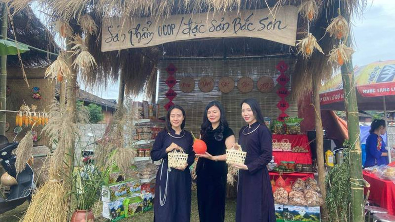 Thiếu nữ Bắc Sơn, giới thiệu sản phẩm đặc sản OCOP, với du khách.