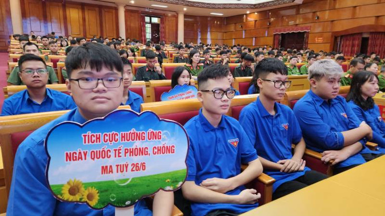 Các đoàn viên, thanh niên Thành phố Lạng Sơn tham dự Lễ mít-tinh phòng, chống ma túy.