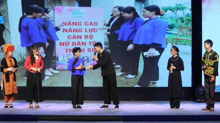 Đội Lạng Sơn tham gia tiết mục chào hỏi.