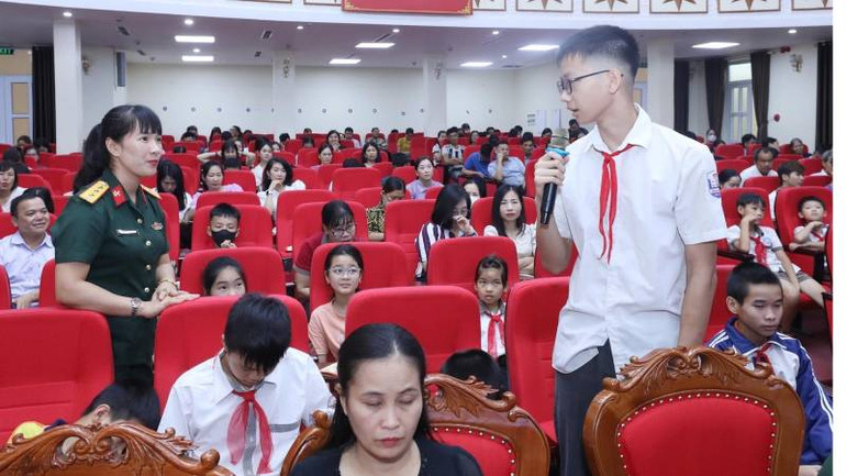 Hội hỗ trợ khắc phục hậu quả bom mìn Việt Nam tuyên truyền các biện pháp phòng tránh tai nạn bom mìn cho các em học sinh huyện Cao Lộc (Lạng Sơn).