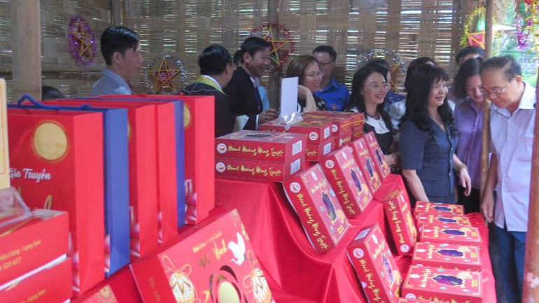 Các đại biểu dự lễ hội Háng Pỉnh, tham quan gian hàng bánh trung thu của thành phố Lạng Sơn.