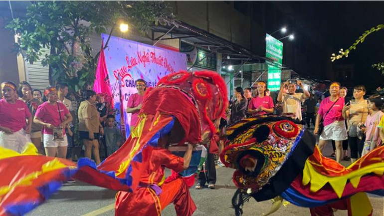 Người dân vui mừng tham gia múa sử tử trên các tuyến phố của huyện Chi Lăng.