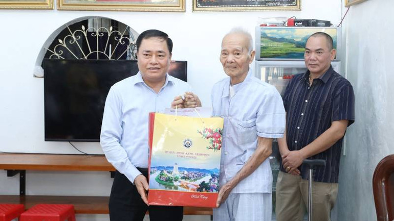 Đồng chí Hồ Tiến Thiệu, Chủ tịch Ủy ban nhân dân tỉnh Lạng Sơn thăm hỏi, tặng quà thương binh Trần Văn Thúy, trú tại số 146 Lê Hồng Phong, phường Tam Thanh, thành phố Lạng Sơn.