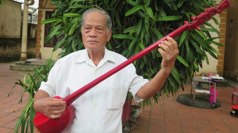 Nghệ nhân Vi Tơ, người có hơn 40 năm chế tác cây đàn tính, phục vụ cho các đội văn nghệ quần chúng của tỉnh.