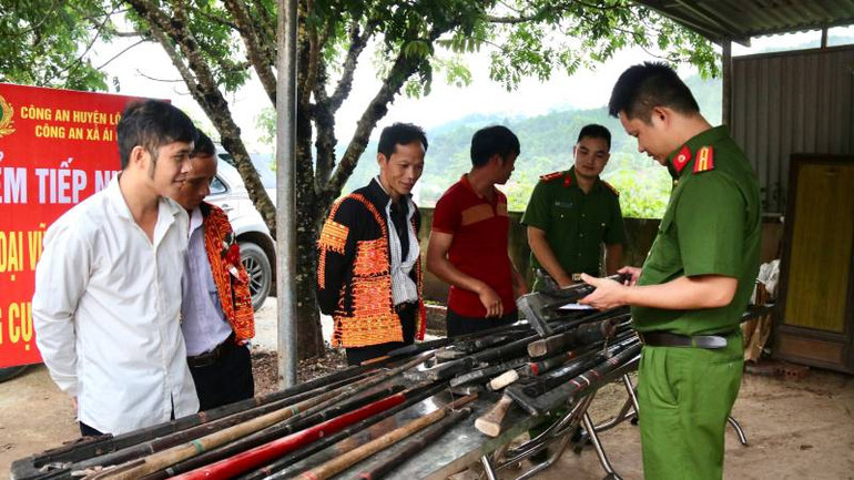 Công an xã Ái Quốc, Lộc Bình (Lạng Sơn) tuyên truyền, vận động nhân dân giao nộp vũ khí, vật liệu nổ, công cụ hỗ trợ.