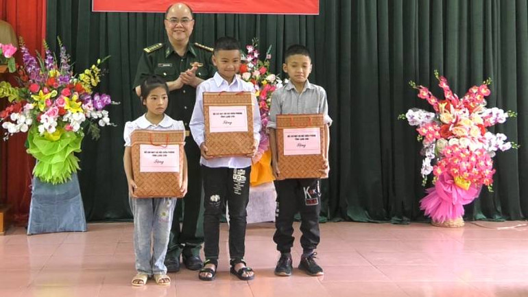 Phòng Chính trị, Bộ Chỉ huy Bộ đội Biên phòng tỉnh Lạng Sơn, tặng sách vở cho con nuôi Đồn Biên phòng Chi Lăng, Đình Lập (Lạng Sơn).