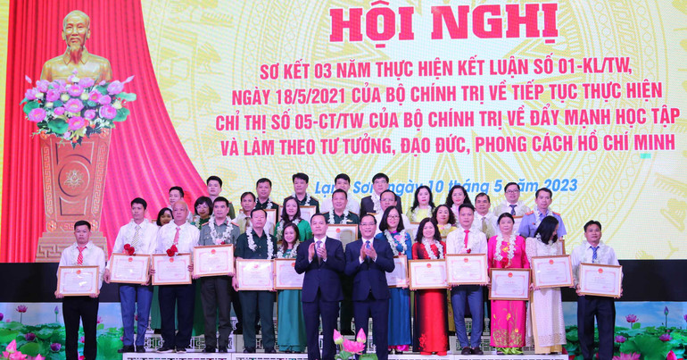 Đại diện lãnh đạo Tỉnh ủy, Ủy ban nhân dân tỉnh Lạng Sơn trao tặng bằng khen cho các tập thể và cá nhân có thành tích xuất sắc trong việc học tập và làm theo tư tưởng, đạo đức, phong cách Hồ Chí Minh. Đại diện lãnh đạo Tỉnh ủy, Ủy ban nhân dân tỉnh Lạng Sơn trao tặng bằng khen cho các tập thể và cá nhân có thành tích xuất sắc trong việc học tập và làm theo tư tưởng, đạo đức, phong cách Hồ Chí Minh.