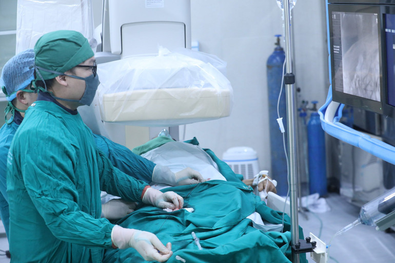 Bác sĩ sử dụng hệ thống chụp và can thiệp mạch số hóa, hiện đại mới được đầu tư tại Bệnh viện đa khoa tỉnh.