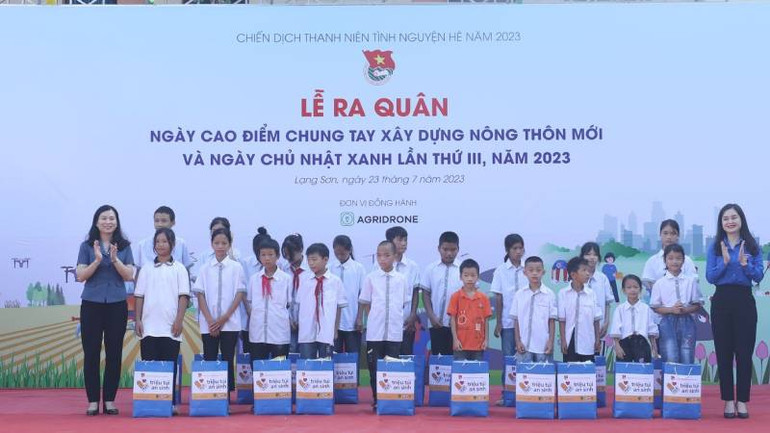 Trung ương Đoàn thanh niên tặng 20 suất quà cho học sinh có hoàn cảnh khó khăn tại xã Thượng Cường, Chi Lăng, (Lạng Sơn).