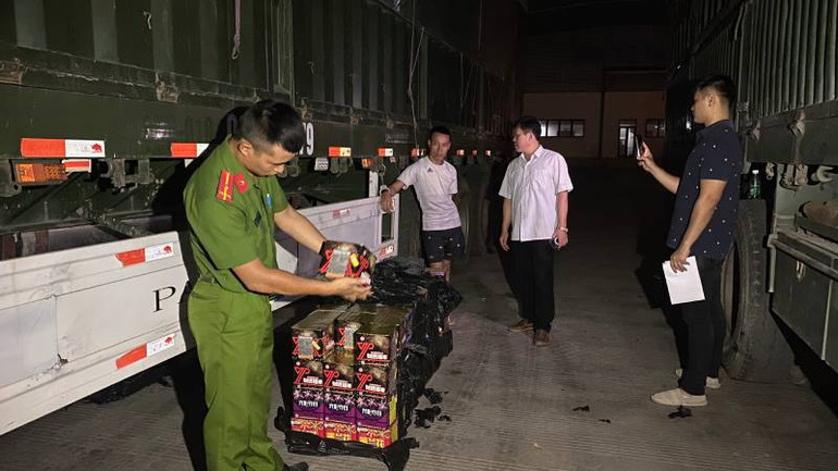 Công an thành phố Lạng Sơn, kiểm tra phát hiện đối tượng Trần Văn Điệp giấu pháo nổ, trong téc nước tự chế.