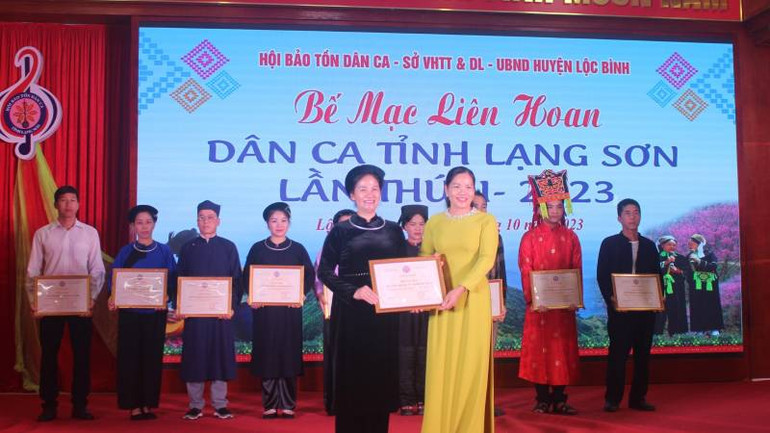 Đại diện Ban tổ chức trao các giải Nhất, Nhì, Ba, cho các đoàn nghệ thuật tham gia liên hoan.