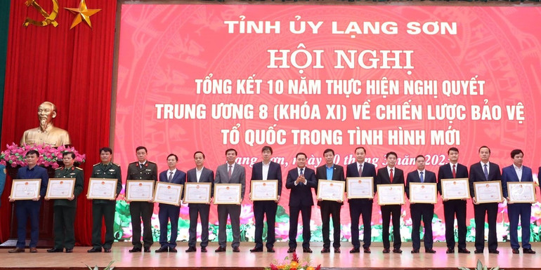 Lãnh đạo Ủy ban nhân dân tỉnh Lạng Sơn tặng bằng khen cho các tập thể và cá nhân có thành tích xuất sắc trong thực hiện Nghị quyết Trung ương 8, khóa XI.