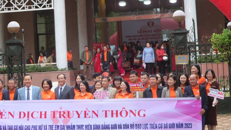 Các đại biểu tham gia chiến dịch truyền thông, với chủ đề: Bảo đảm an sinh xã hội, tạo cơ hội cho phụ nữ và trẻ em...