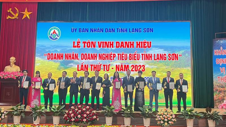 Lãnh đạo Ủy ban nhân dân tỉnh Lạng Sơn trao danh hiệu cho các doanh nhân, doanh nghiệp tiêu biểu của tỉnh.