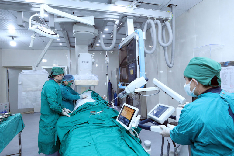 Các bác sĩ Bệnh viện đa khoa Lạng Sơn sử dụng hệ thống chụp và can thiệp mạch số hóa nền (DSA) trong việc chuẩn đoán điều trị cho bệnh nhân.