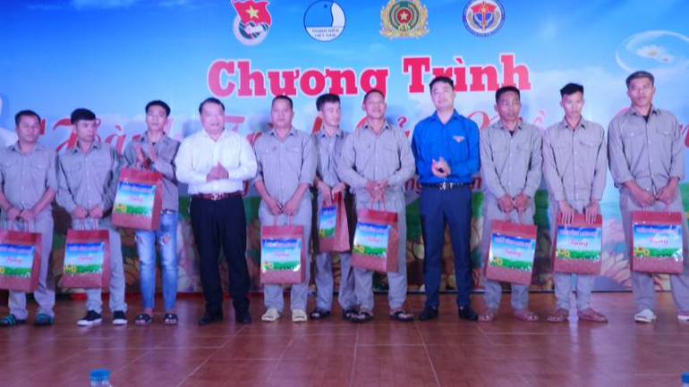 Các học viên tại cơ sở cai nghiện của tỉnh cải tạo tốt được nhận quà của Chương trình "Hành trình của niềm tin.