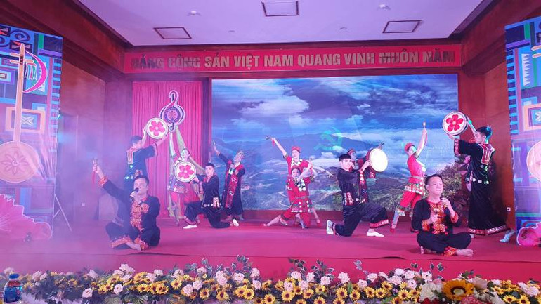 Tiết mục ca ngợi quê hương đất nước của bà con dân tộc Dao.