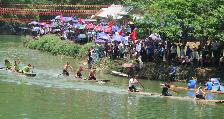 Các đội đua thuyền của các xã trong huyện Bình Gia (Lạng Sơn), tham gia tranh giải đua thuyền trên sông Bằng Giang.