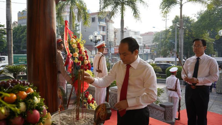 Đồng chí Nguyễn Quốc Đoàn, Ủy viên Trung ương Đảng, Bí thư Tỉnh ủy lạng Sơn dâng hương tại khuôn viên lưu niệm Chủ tịch Hồ Chí Minh, tại thành phố Lạng Sơn.