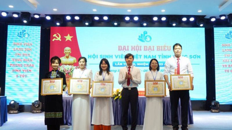 Lãnh đạo Trung ương Hội Sinh viên Việt Nam tặng bằng khen cho các tập thể, cá nhân có thành tích xuất sắc trong công tác Hội và phong trào sinh viên của tỉnh.