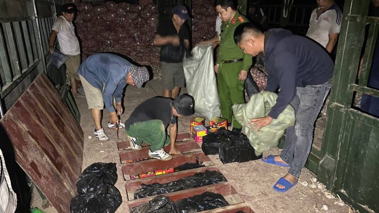 Đối tượng Lương Ngọc Tùng giấu pháo nổ trong téc nước dưới gầm xe nhằm tránh sự kiểm tra của lực lượng chức năng.