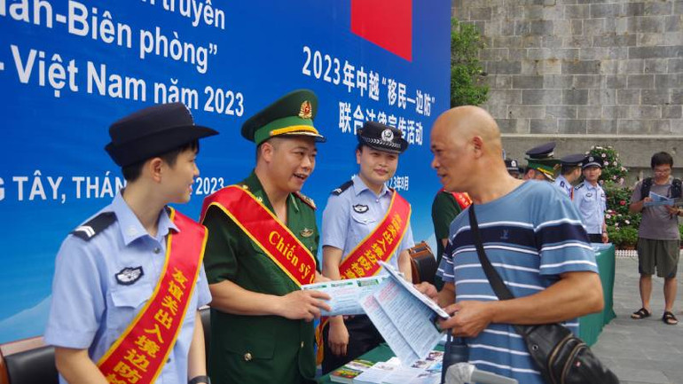 Cán bộ đồn biên phòng Tân Thanh (Việt Nam) và Phân trạm kiểm tra biên phòng xuất, nhập cảnh Pò Chài (Trung Quốc), phối hợp phát tờ rơi tuyên truyền pháp luật bằng hai thứ tiếng Việt Nam và Trung Quốc cho người dân qua lại cửa khẩu.