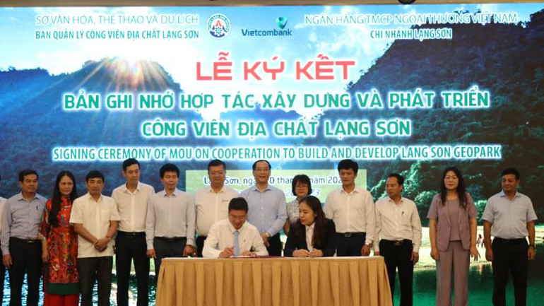 Lãnh đạo các Sở, ban ngành tỉnh Lạng Sơn tham dự lễ ký kết Bản ghi nhớ Hợp tác, xây dựng và phát triển công viên địa chất Lạng Sơn.