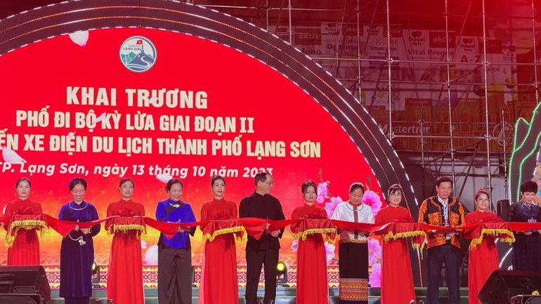 Đại diện lãnh đạo tỉnh và thành phố Lạng Sơn thực hiện nghi lễ cắt băng khai trương phố đi bộ Kỳ Lừa giai đoạn II và khai trương hoạt động tuyến xe điện du lịch thành phố Lạng Sơn.