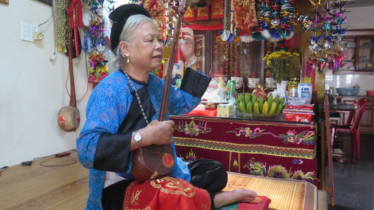 Nghệ nhân Nhân dân Mông Thị Sấm, phường Vĩnh Trại, thành phố Lạng Sơn (Lạng Sơn), thực hành nghi lễ hát then, đàn tính.