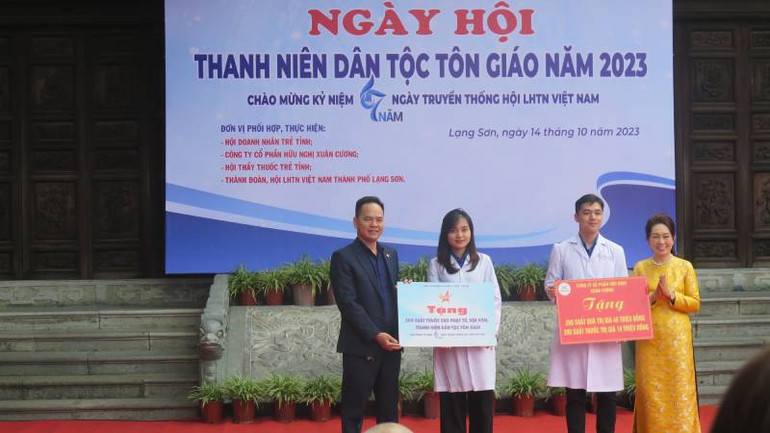 Hội doanh nhân trẻ của tỉnh tặng 200 suất thuốc cho phật tử hội viên, thanh niên dân tộc tôn giáo. Hội doanh nhân trẻ của tỉnh tặng 200 suất thuốc cho phật tử hội viên, thanh niên dân tộc tôn giáo.