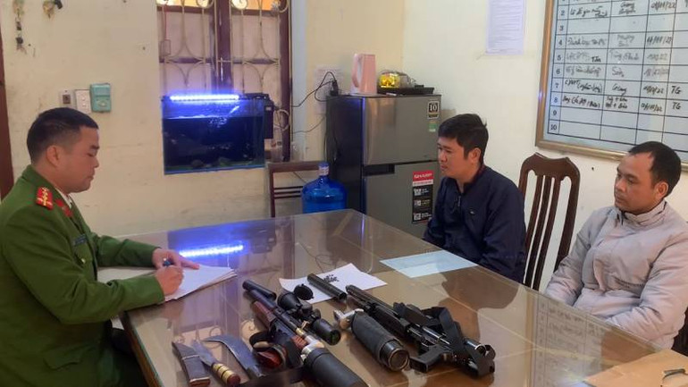 Công an huyện Văn Lãng (Lạng Sơn) phát hiện hai đối tượng tàng trữ trái phép vũ khí.