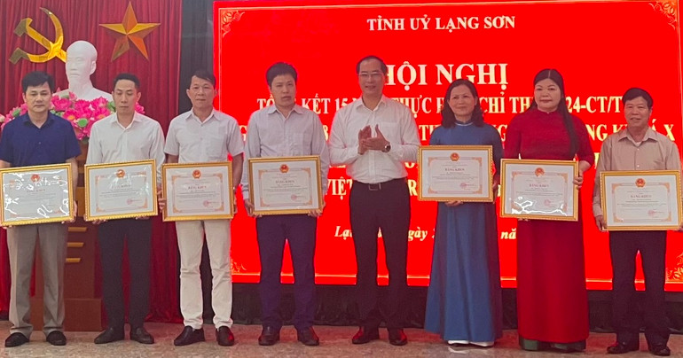 Đại diện lãnh đạo Ủy ban nhân dân tỉnh Lạng Sơn tặng bằng khen của Chủ tịch Ủy ban nhân dân tỉnh cho các cá nhân và tập thể có thành tích xuất sắc thực hiện Chỉ thị số 24-CT/W của Ban Bí thư Trung ương Đảng, khóa X.