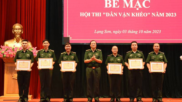 Ban tổ chức cuộc thi trao các giải: Nhất, Nhì, Ba, cho các đội có thành tích xuất sắc.