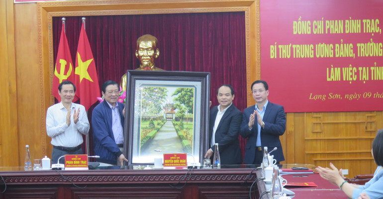 Đồng chí Phan Đình Trạc tặng quà cho lãnh đạo tỉnh Lạng Sơn.