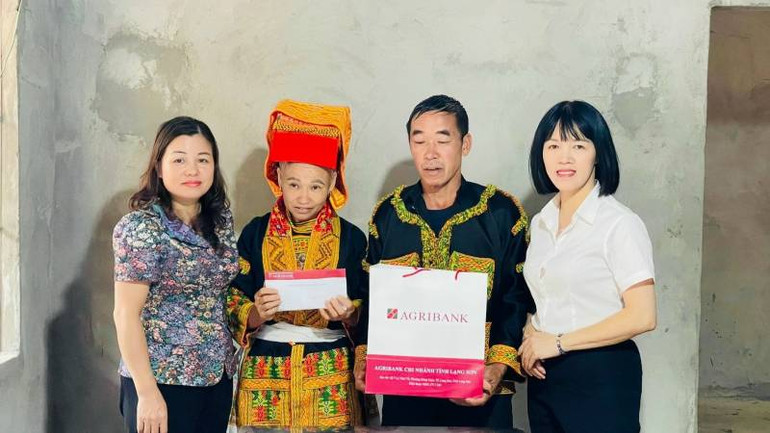 Đại diện lãnh đạo Agribank Lạng Sơn và đại diện Hội liên hiệp phụ nữ tỉnh trao quà hỗ trợ cho gia đình chị Hoàng Múi Phin.