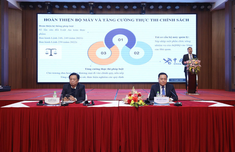 Đồng chí Lê Minh Hoan, Ủy viên Trung ương Đảng, Bộ trưởng Nông nghiệp và Phát triển nông thôn cùng đồng chí Hồ Tiến Thiệu, Chủ tịch Ủy ban nhân dân tỉnh Lạng Sơn đồng chủ trì Hội nghị.