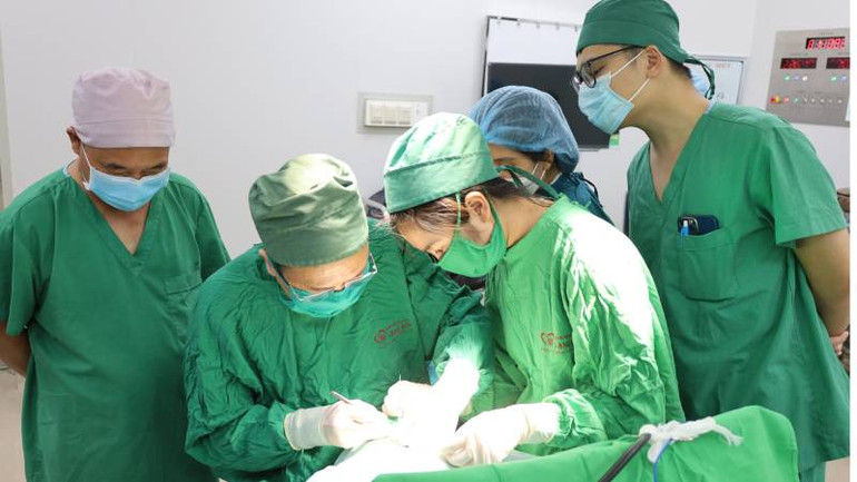 Các y bác sĩ tham gia phẫu thuật cho trẻ em bị khuyết tật bẩm sinh.