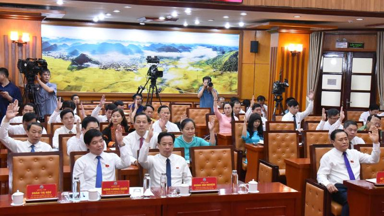 Các đại biểu Hội đồng nhân dân tỉnh Lạng Sơn biểu quyết thông qua các nghị quyết về phát triển kinh tế, xã hội, an ninh quốc-phòng của tỉnh.