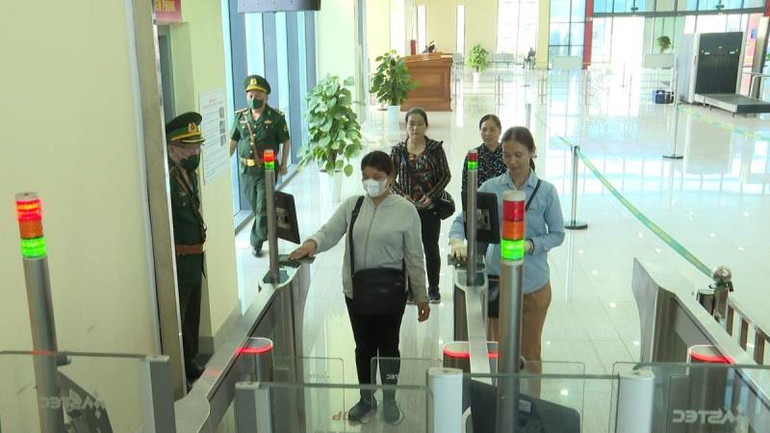 Hệ thống cổng kiểm soát tự động đã góp phần tạo thuận lợi, rút ngắn thời gian làm thủ tục cho hành khách xuất, nhập cảnh qua cửa khẩu quốc tế Hữu Nghị (Lạng Sơn).