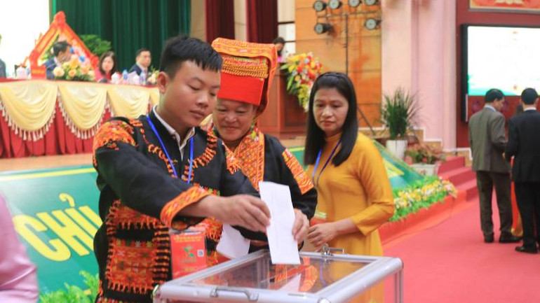 Các đại biểu bỏ phiếu bầu đại biểu đi dự Đại hội đại biểu toàn quốc Hội Nông dân Việt Nam Lần thứ VIII, nhiệm kỳ 2023-2028.