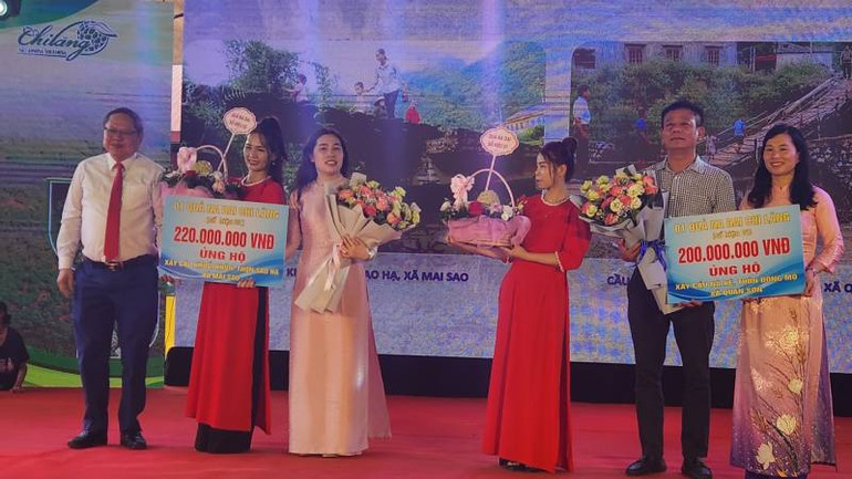 Lãnh đạo huyện Chi Lăng trao tặng quả na cho 2 doanh nghiệp mua với giá hơn 200 triệu đồng/quả.