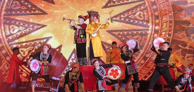 Các nghệ nhân tham gia biểu diễn tiết mục Đón xuân về của dân tộc Dao.