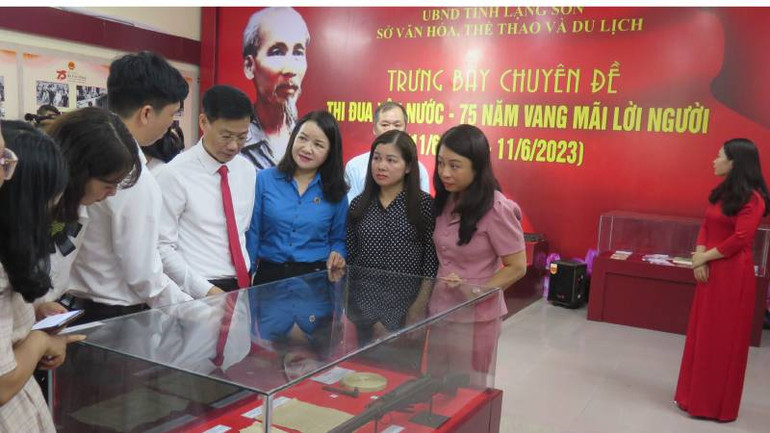 Các đại biểu tham quan gian trưng bày chuyên đề tại Bảo tàng tỉnh Lạng Sơn. Các đại biểu tham quan gian trưng bày chuyên đề tại Bảo tàng tỉnh Lạng Sơn.