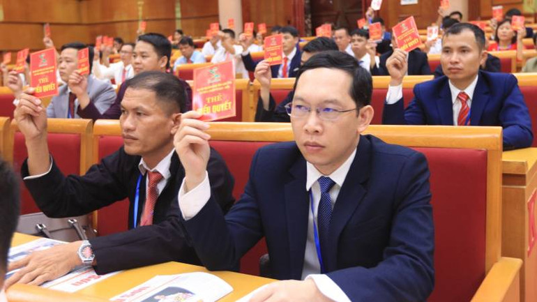 Các đại biểu biểu quyết thông qua Nghị quyết Hội nông dân tỉnh Lạng Sơn khóa 10, nhiệm kỳ 2023-2028.