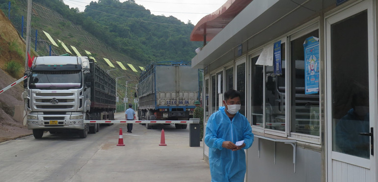 Lái xe làm thủ tục xuất khẩu hàng hóa qua cửa khẩu Tân Thanh.